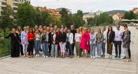 Skupina ljudi na izobraževanju v konferenčni dvorani