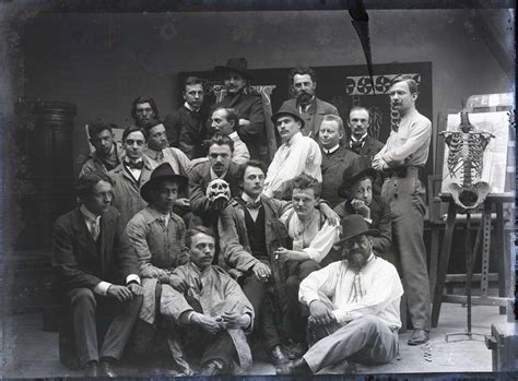 Skupina dijakov v sodobni učilnici