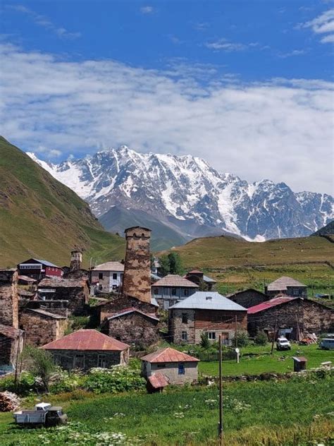 Pogled na grško vasico z morjem v ozadju