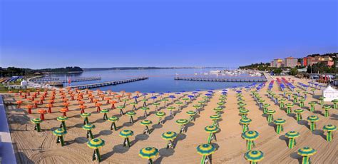 Portorož plaža s sončniki in gostmi