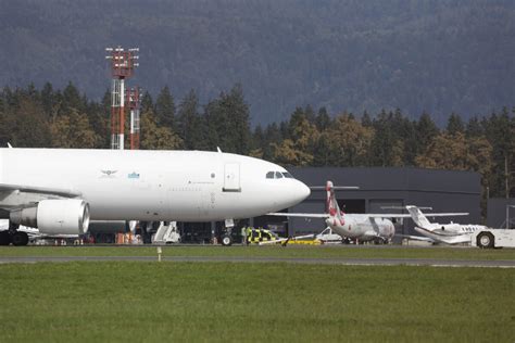 Letalo pristaja na letališču São Tomé