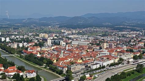 Panoramski pogled na Ljubljano z gradom