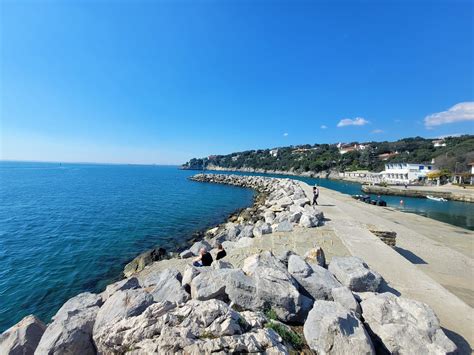 Zaliv Giardini Naxos s pogledom na Taormino