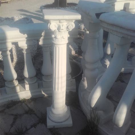 Rimski granitni stebri v morju pri Giardini Naxos