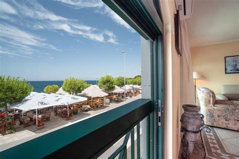 Plaža v Cefalùju s pogledom na La Rocco