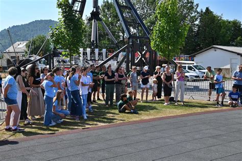Skupina ljudi izvaja boot camp vadbo na prostem