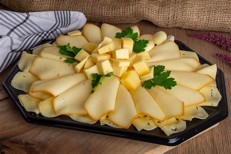 Raznolika hladna plošča z mesninami, siri in zelenjavo