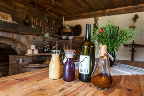 Steklenica domače viljamovke z etiketo Domačije Firbas