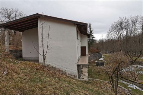 Fotografija Bohinjske hiše v naravnem okolju