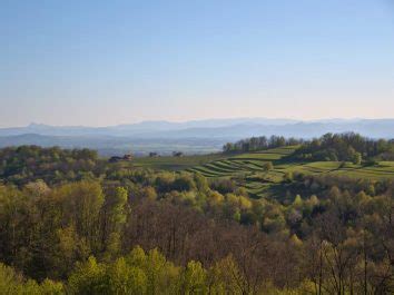 Panoramski pogled na slovensko podeželje z ekološko kmetijo