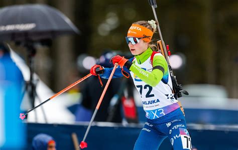 Mlada biatlonka Lena Repinc na tekmovanju