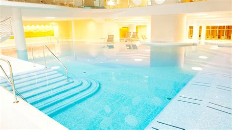 Notranji bazen s termalno vodo v Terme Portorož