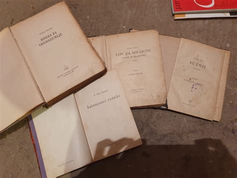 Zbirka starinskih modrcev iz različnih obdobij