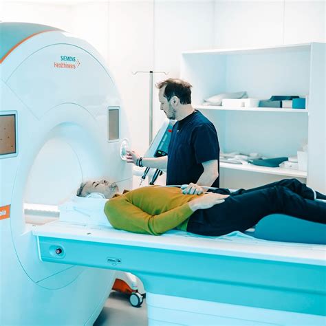 Sodoben diagnostični center z opremo za CT in MR