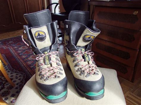 Zimski planinski čevlji v snegu