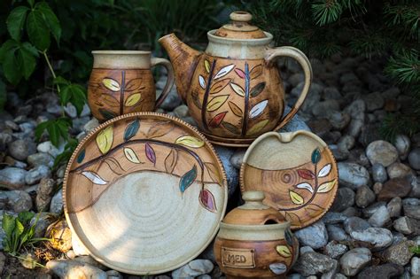 Minojska keramika z rastlinskimi motivi