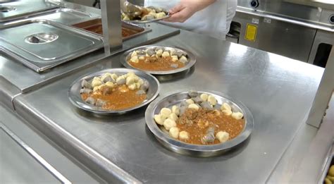 Priprava domače hrane na kmečki kuhinji