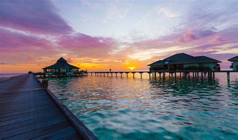 Sončni zahod na Maldivih med deževno dobo