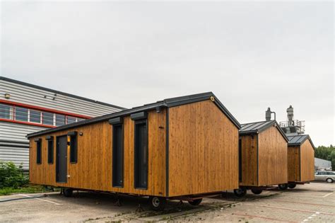 Mobilna hišica ob reki