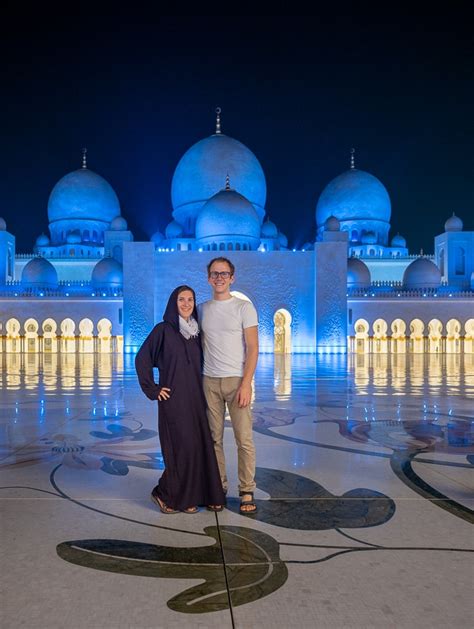 Ženska v abayi med Ramadana