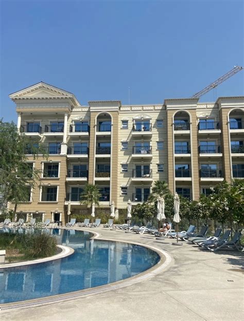 Bazen pred stanovanjsko stavbo v Dubaju