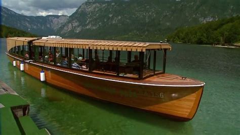 Turistična ladjica na Bohinjskem jezeru