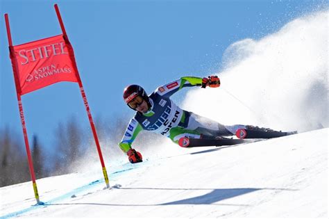 Smučar na ledeniku v visoki sezoni