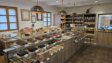 Prikupna podeželska čokoladnica s čokoladnimi pralineji