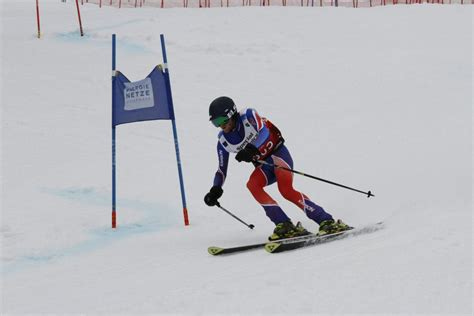 Turni smučar v akciji na zasneženem pobočju