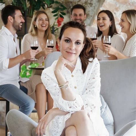 Slika ljudi različnih starosti, ki se zabavajo ob igranju igre na tablicah