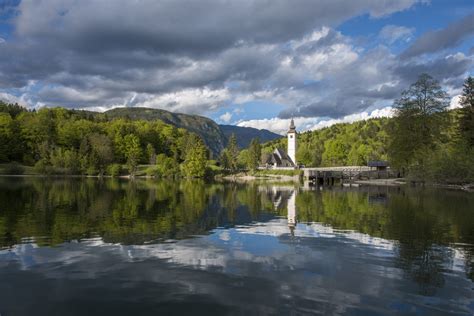 Bohinjsko jezero s cerkvijo sv. Janeza Krstnika