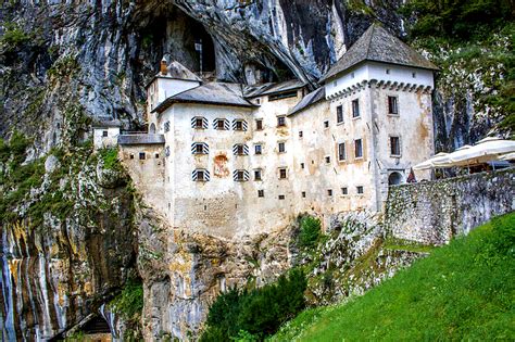 Predjamski grad, zgrajen v skalno steno