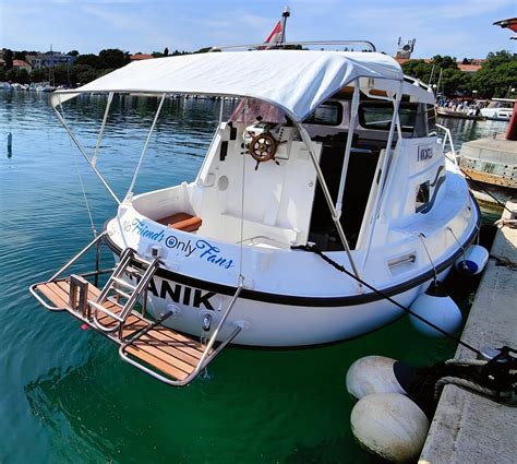 Starodobna ribiška barka na Jadranu