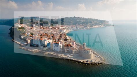 Panorama Primoštena s starim mestnim jedrom in morjem