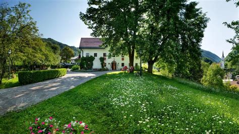 Notranjost sobe v Kendovem dvorcu s starinskim pohištvom