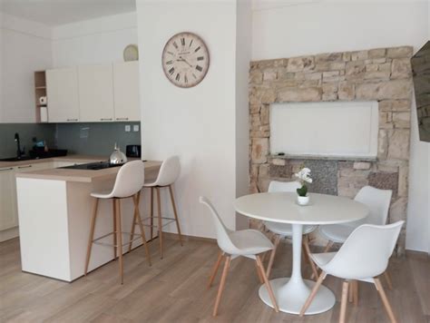 Sodobno opremljen apartma z lesenimi elementi