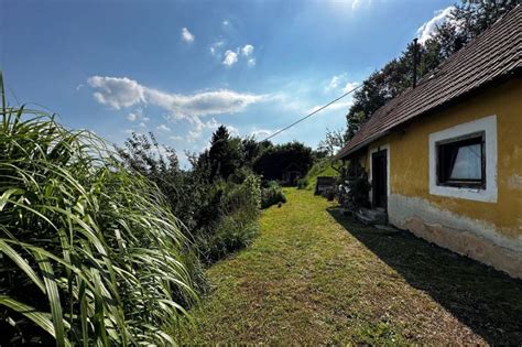 Kmečka hiša z zelenim vrtom in razgledom na dolino