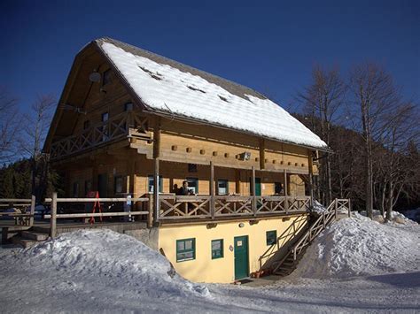 Gorska koča obdan s čudovito naravo