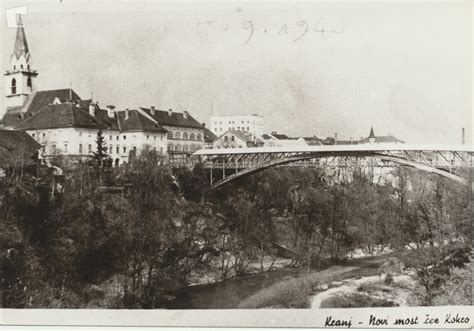 Panorama Kranja z reko Kokro v ospredju in gorami v ozadju