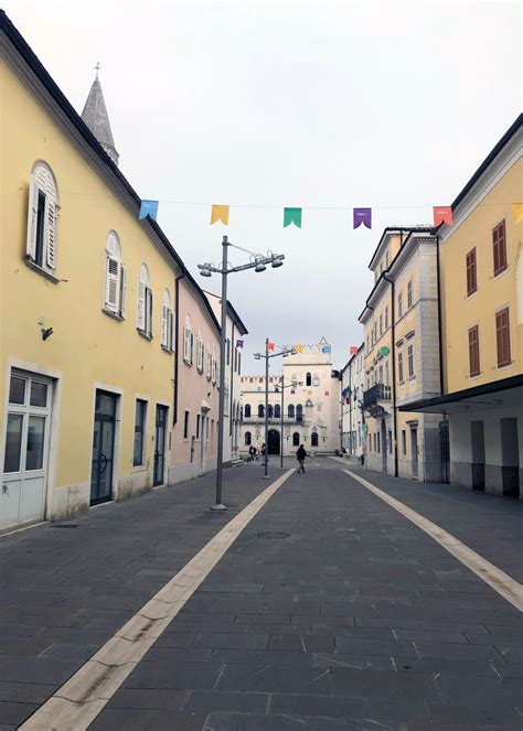 Praznično okrašeno staro mestno jedro Salzburga s stojnicami