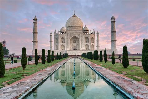 Minareti Tadž Mahala ob sončnem vzhodu