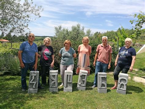 Ulična skulptura črke glagolice na Baški poti glagolice