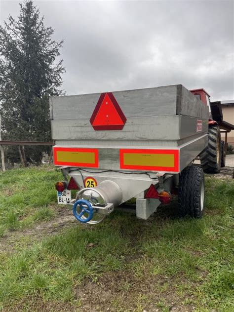 Prikolica za molžo na pašniku