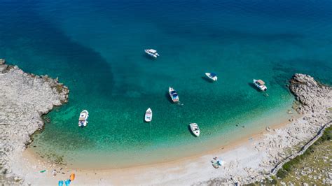 Grška plaža s kristalno čisto vodo