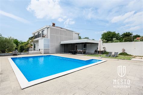 Luksuzna vila z bazenom in ležalniki v Istri