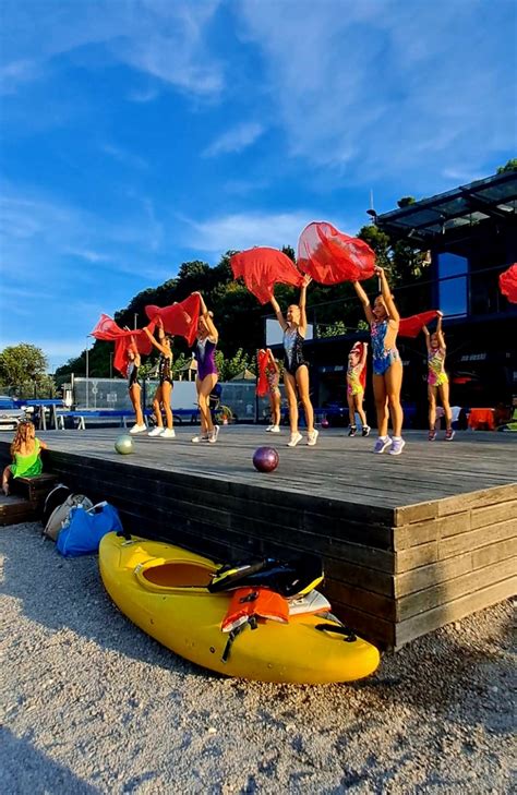 Prikaz različnih vodnih športov na plaži v Baški Vodi