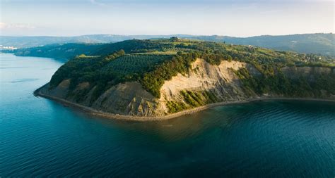 Panoramski pogled na Krajinski park Strunjan z obalo