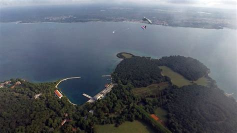 Pogledu na adrenalinski park iz ptičje perspektive