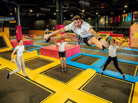 Notranjost WOOP! Fun Parka s trampolini in plezalnimi stenami