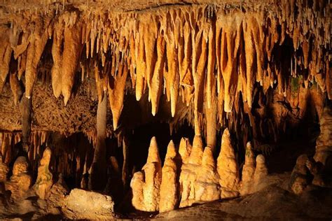 Stalaktiti in stalagmiti v kraški jami